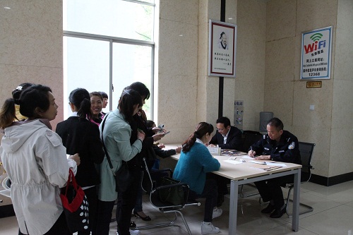 为工人发放执行款(1).jpg