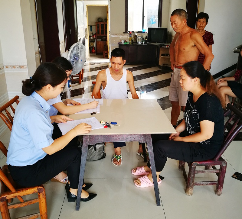 法官上门办案.jpg
