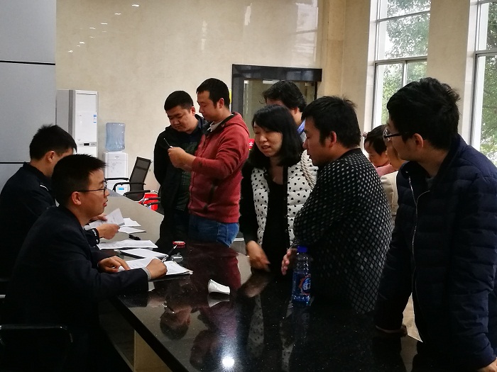 集中发放工人工资.jpg