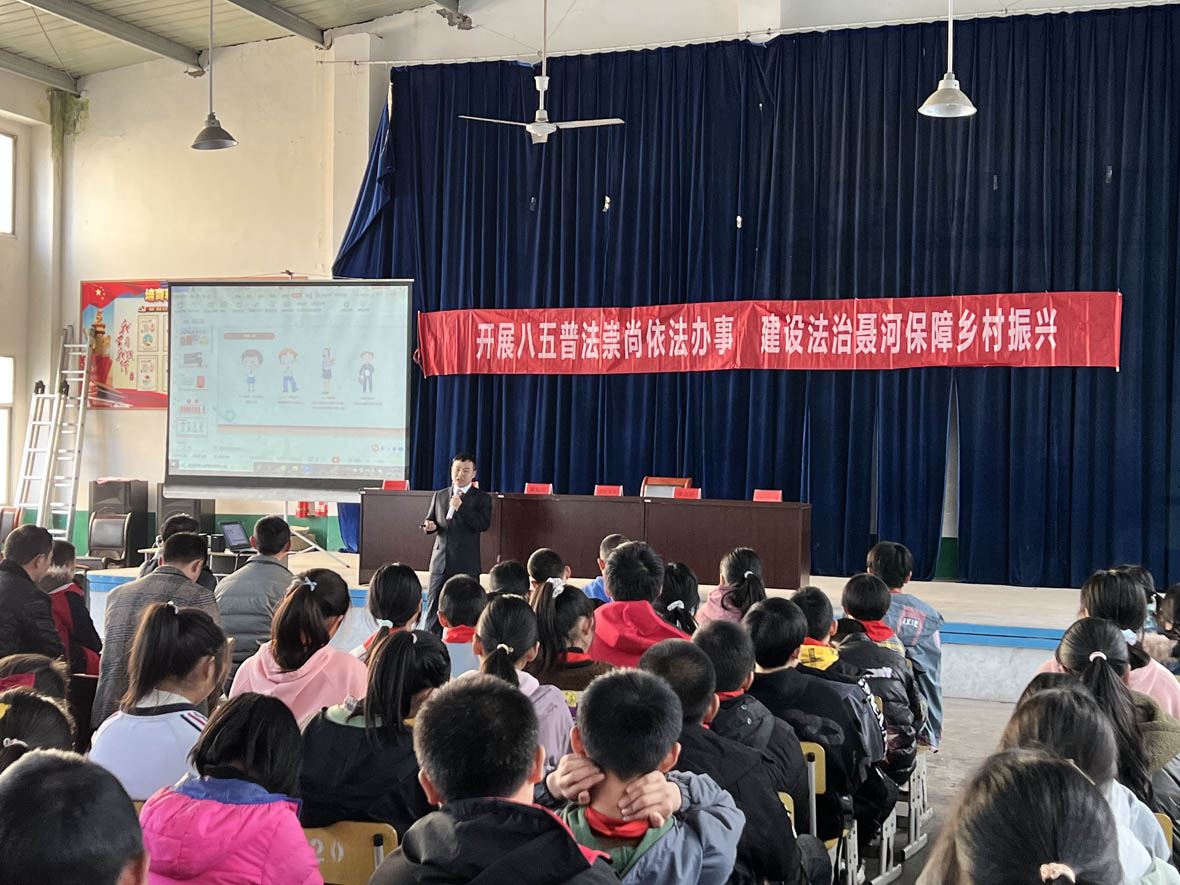邓敏讲课.JPG